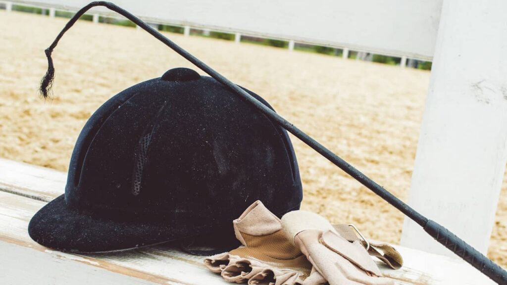 casque gants cravache equitation cheval